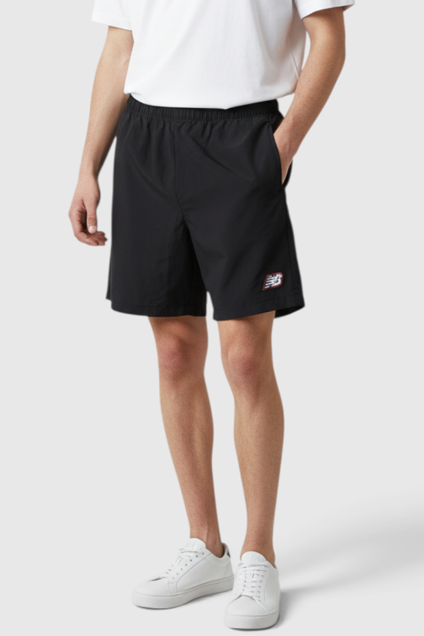 Sporline New Balance siyah erkek şort, regular kesim, hafif tekstil kumaş ve yan cep detaylı spor şort.