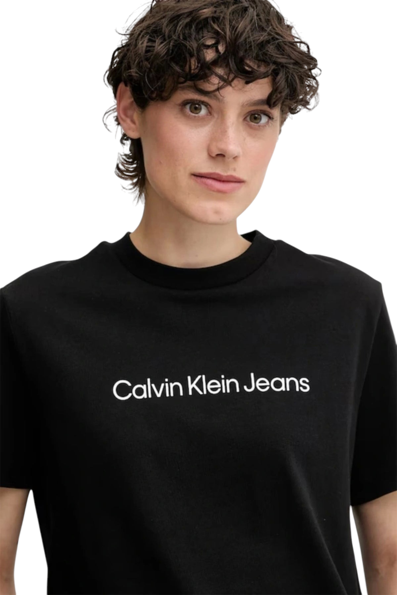 Sporline Calvin Klein siyah %100 pamuklu regular kesim kadın tişört, göğüs kısmında beyaz logo baskılı.