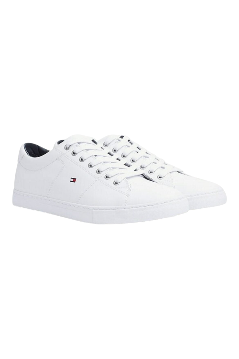 Sporline Tommy Hilfiger beyaz deri erkek sneaker ayakkabı, yan kısmında ikonik logo detayı ile.