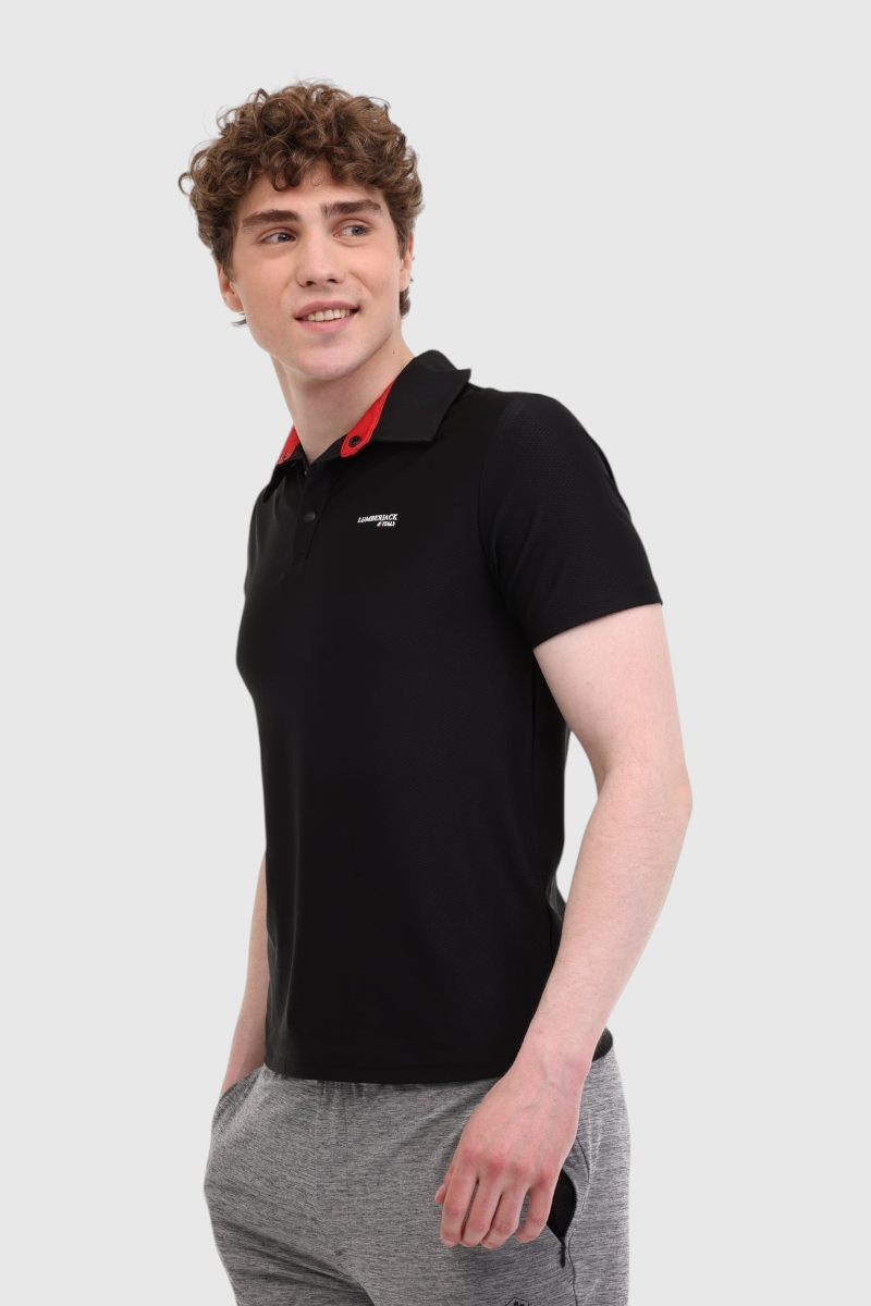 Sporline Lumberjack siyah erkek polo yaka tişört, kırmızı yaka detaylı ve %100 tekstil kumaşlı tasarım.