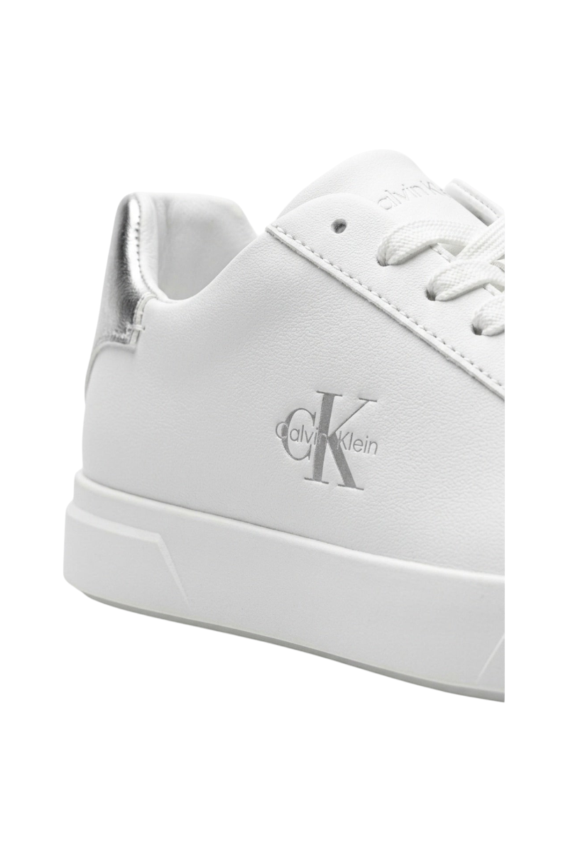 Sporline Calvin Klein beyaz deri kadın sneaker, yan kısımda gümüş logo detayı ve metalik topuk vurgusu ile
