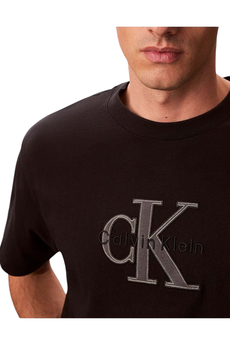 Sporline Calvin Klein siyah erkek tişört, göğüs kısmında gri işlemeli CK logo detaylı regular kesim tasarım