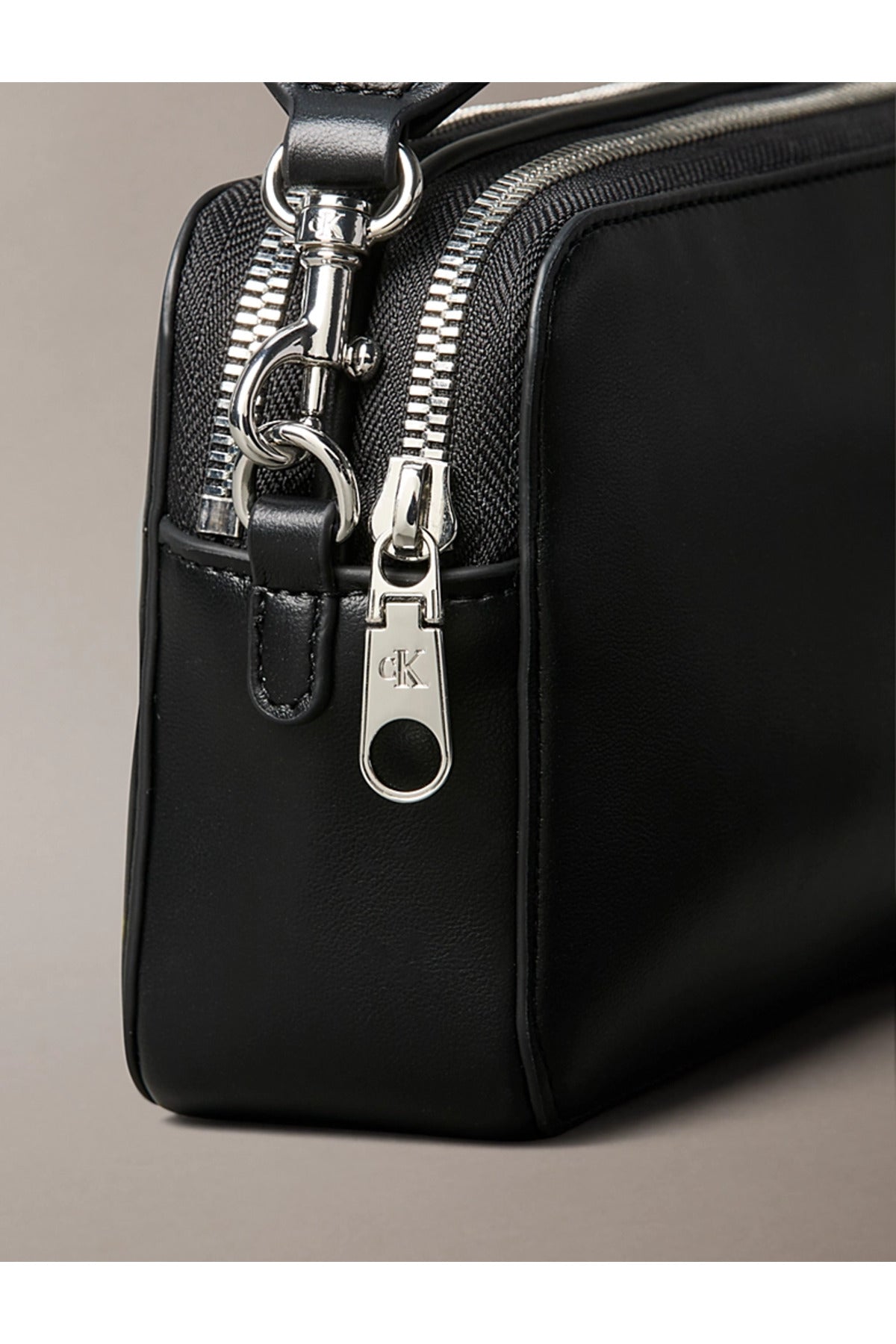 Calvin Klein Webbing Double Strap Camera Bag Kadın Omuz Çantası LV04F3165G - Siyah