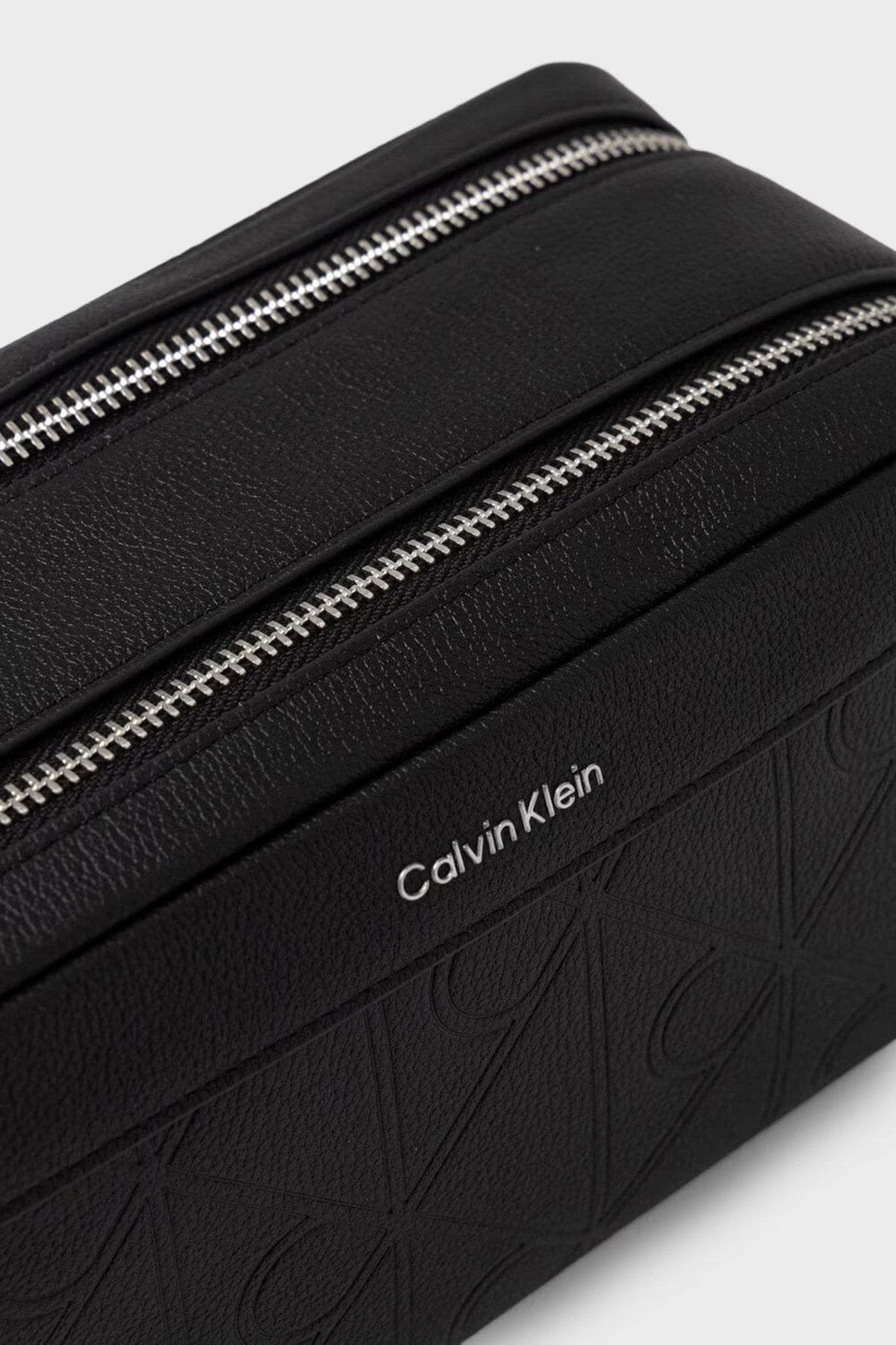 Calvin Klein XL Emblem AOP Emboss Dopp Kit Erkek Kozmetik Çantası LV04D1219G - Siyah