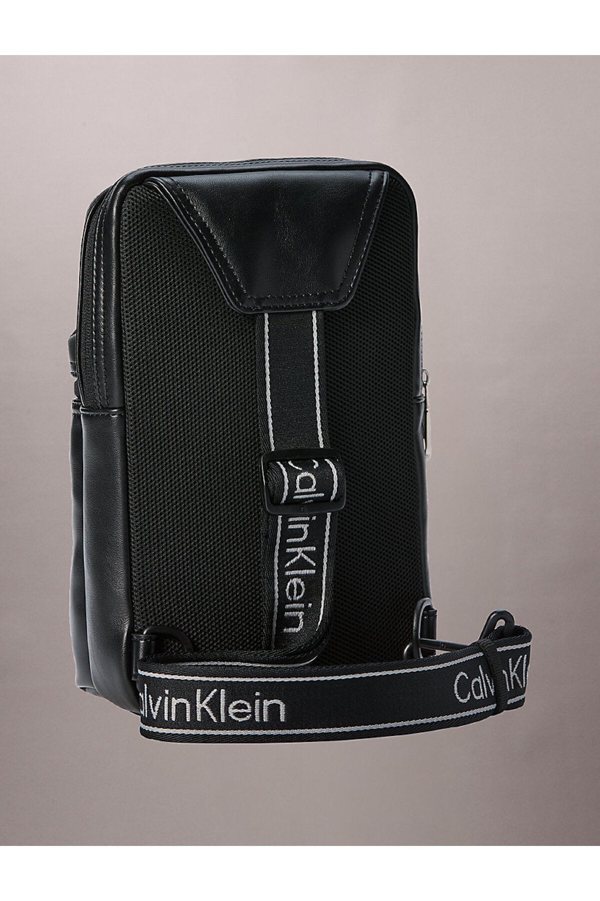 Calvin Klein Bold Logo Webbing Sling Erkek Omuz Çantası LV04D3449G - Siyah