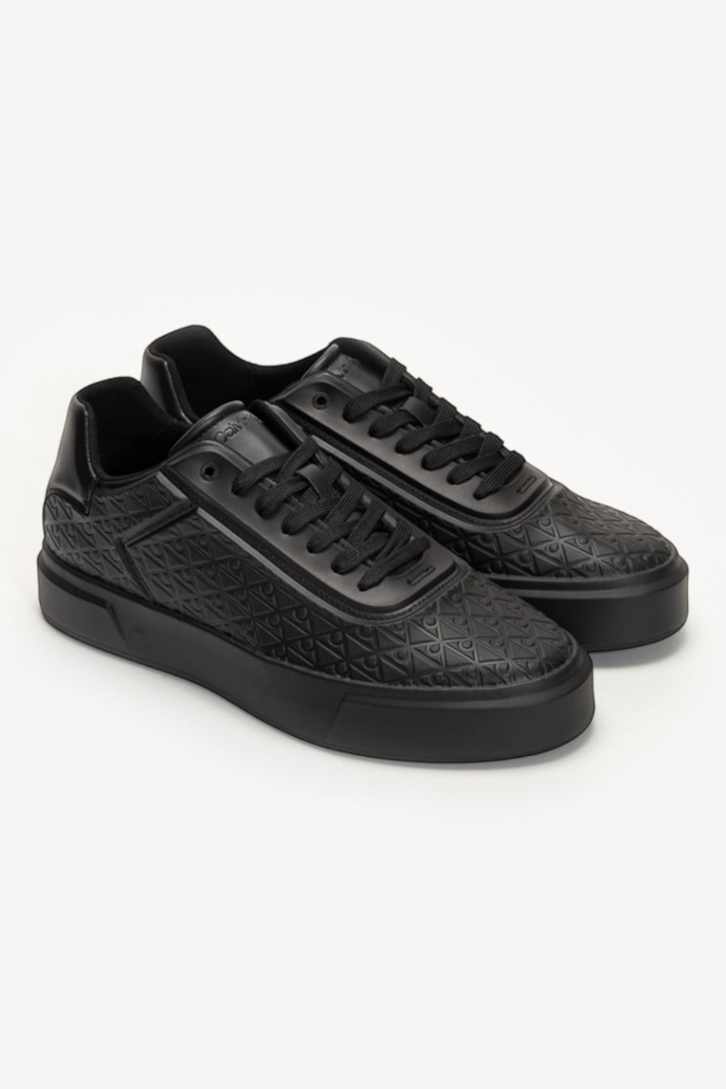 Sporline Calvin Klein siyah erkek sneaker, üzerinde kabartmalı monogram desenli deri detaylara sahip günlük ayakkabı.