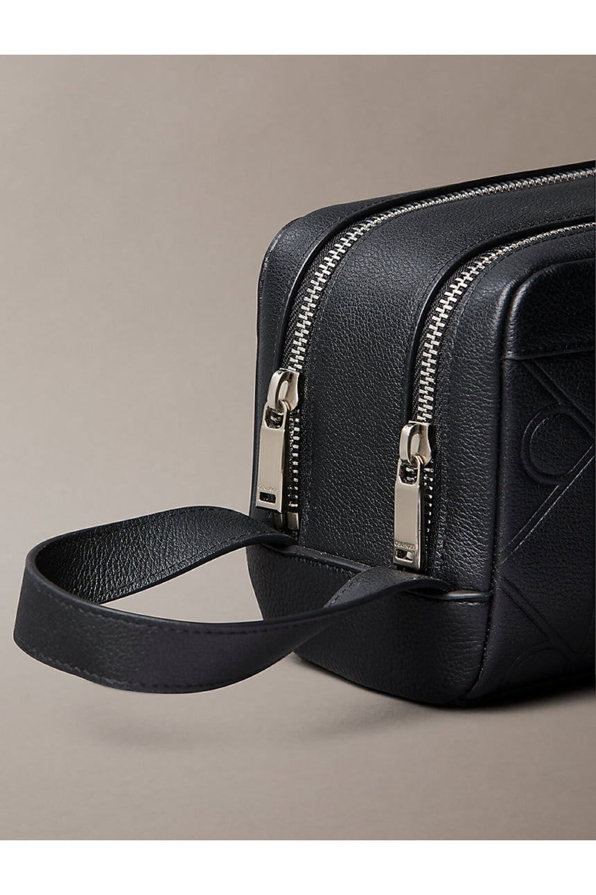 Calvin Klein Erkek XL EMBLEM AOP EMBSS DOPP KIT LV04D1219G - Siyah