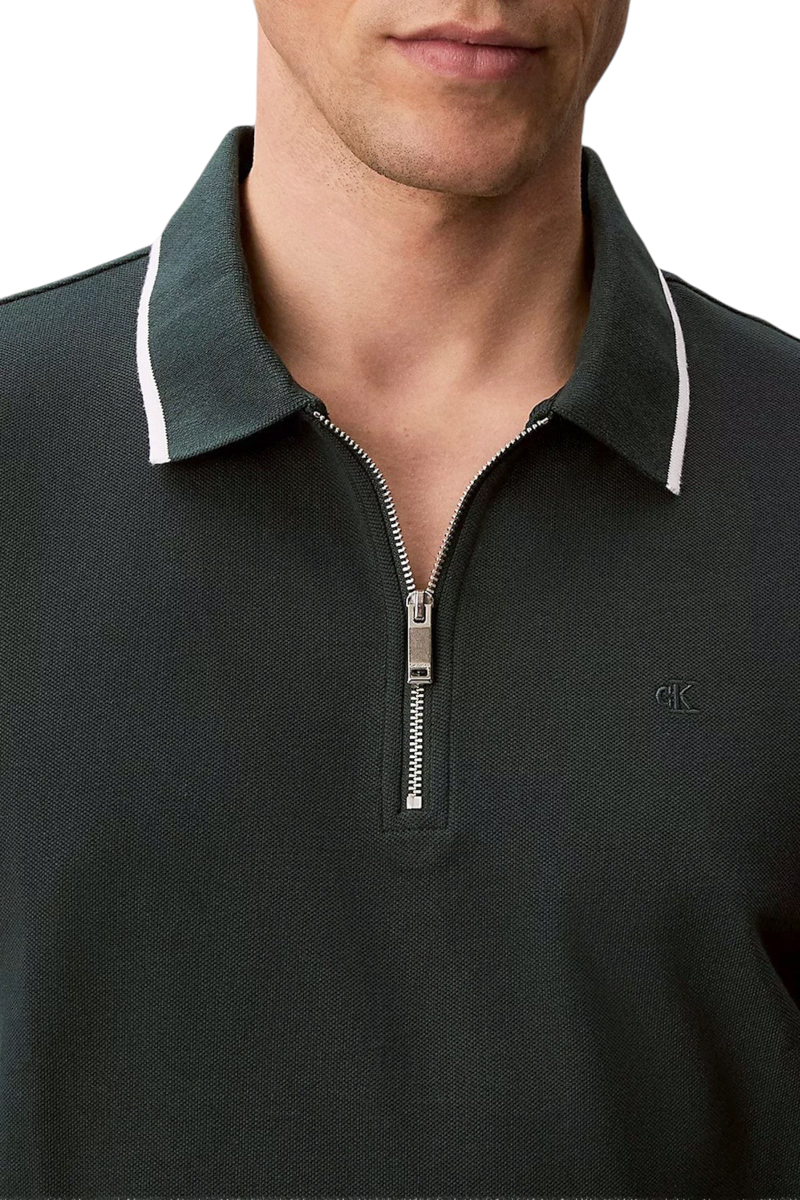 Sporline Calvin Klein yeşil renkli, fermuarlı polo yaka erkek tişört, %100 pamuklu regular kesim tasarım.