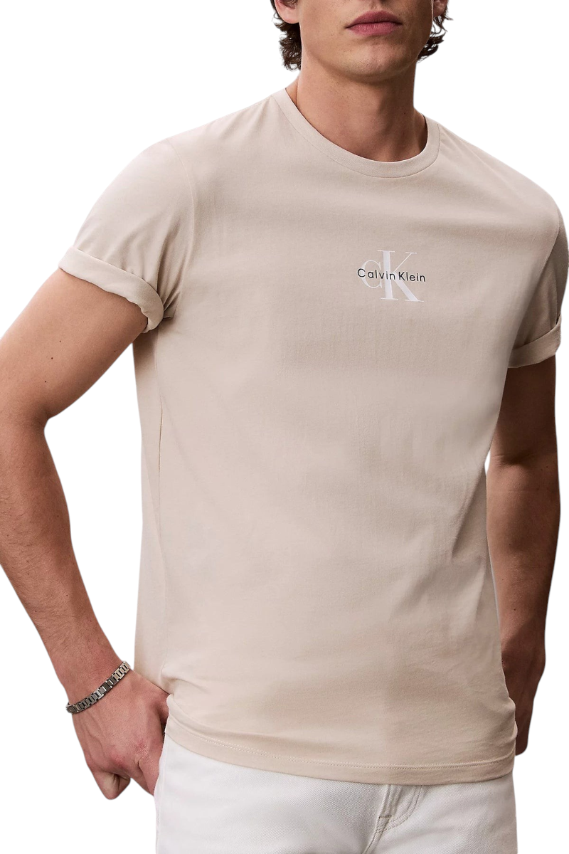 Sporline Calvin Klein erkek regular kesim beyaz pamuklu tişört giyen bir model