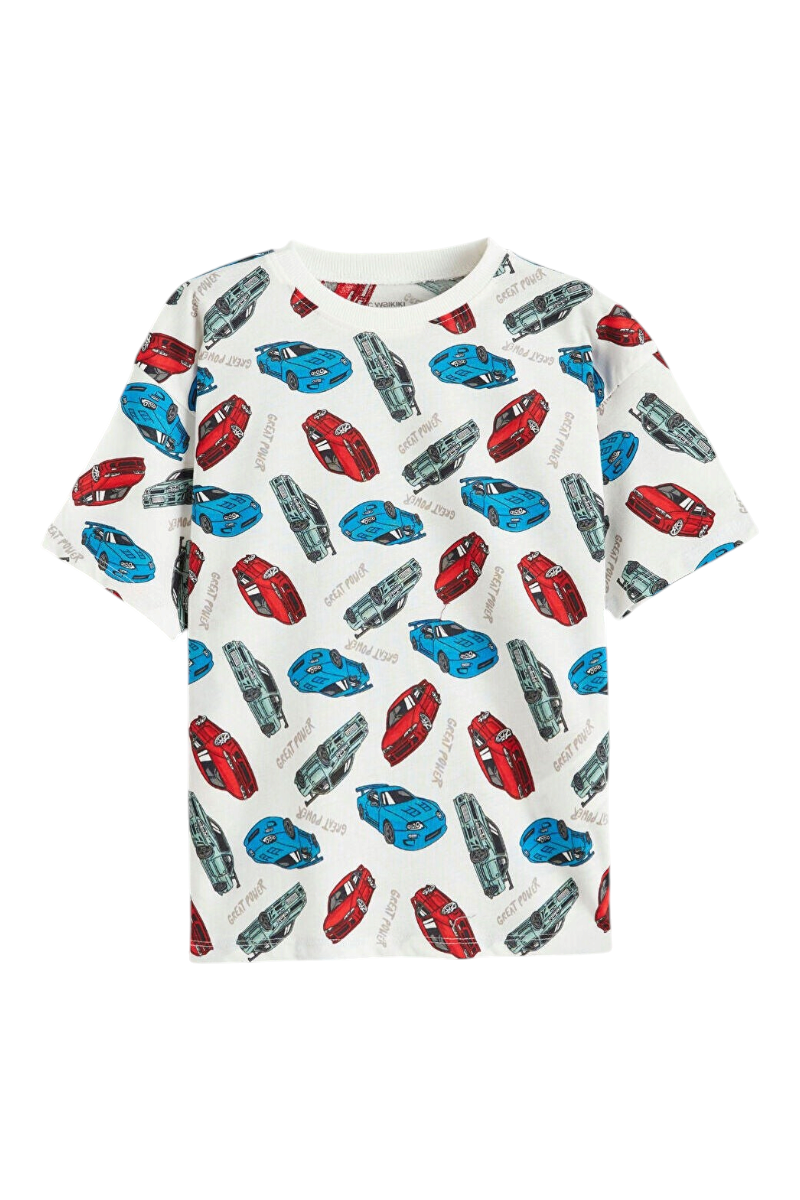 Sporline LC Waikiki çocuk beyaz kısa kollu pamuklu t-shirt, renkli spor araba desenli ve regular kesim.