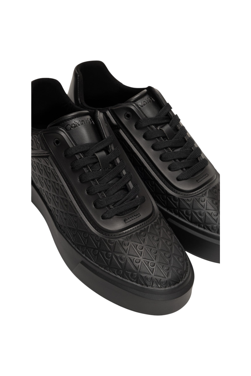Sporline Calvin Klein siyah erkek sneaker, üzerinde kabartmalı geometrik desenler ve bağcıklı tasarım detayları.