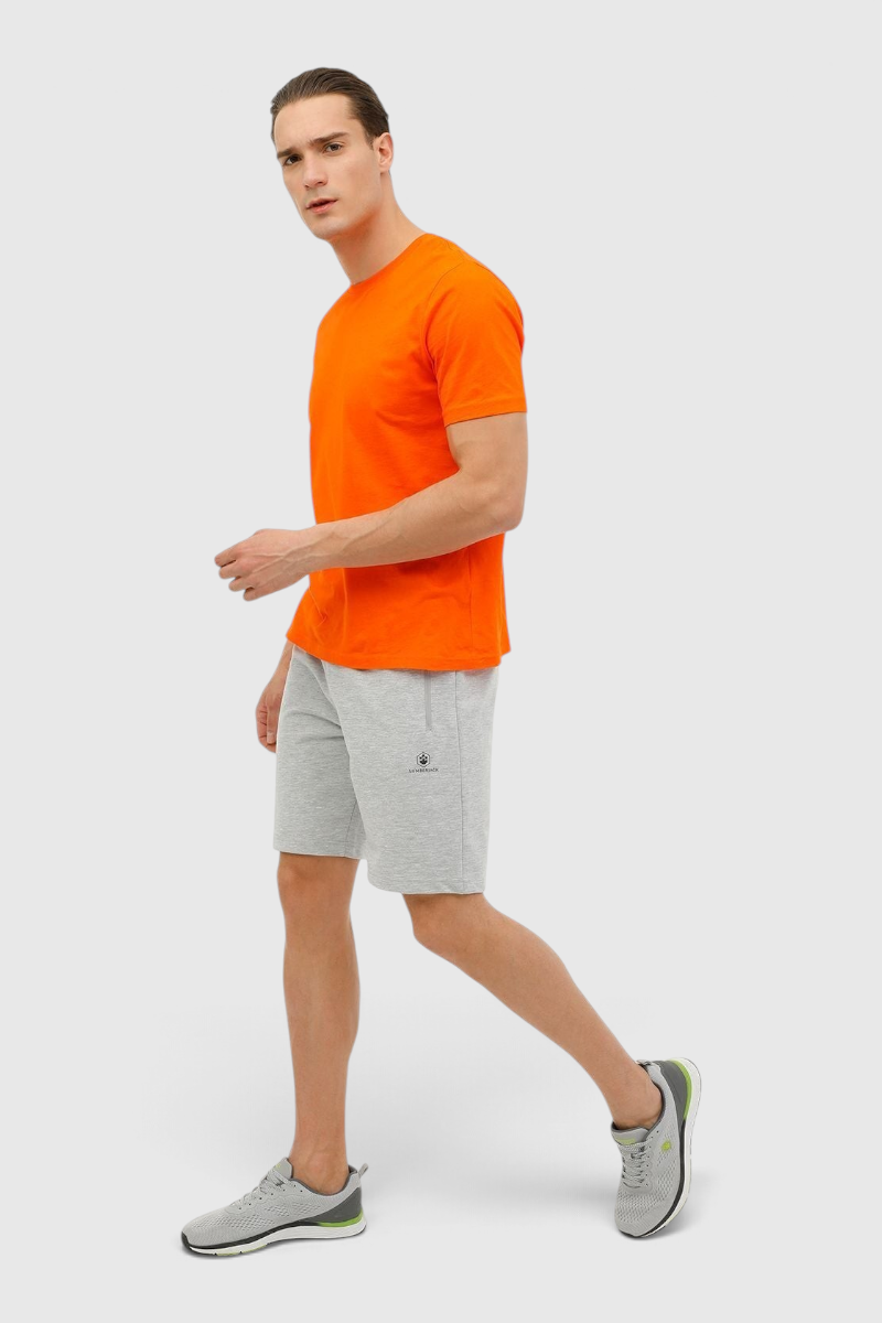 Sporline Lumberjack gri renkli, regular kesim tekstil erkek şortu giyen model yan profilden görünüyor.
