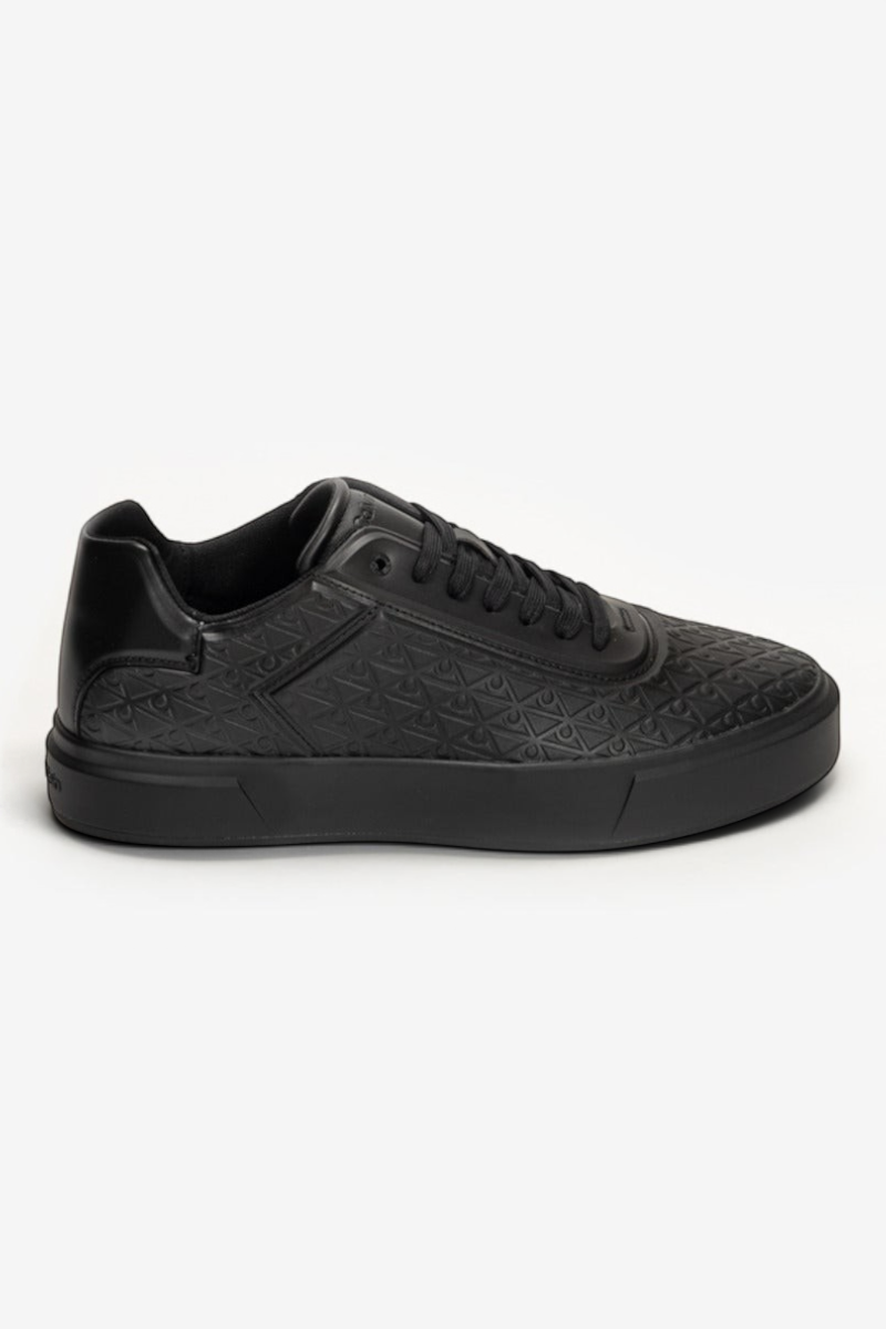 Sporline Calvin Klein siyah erkek sneaker, üzerinde kabartmalı monogram desenli deri yüzey ve kalın taban tasarımı.