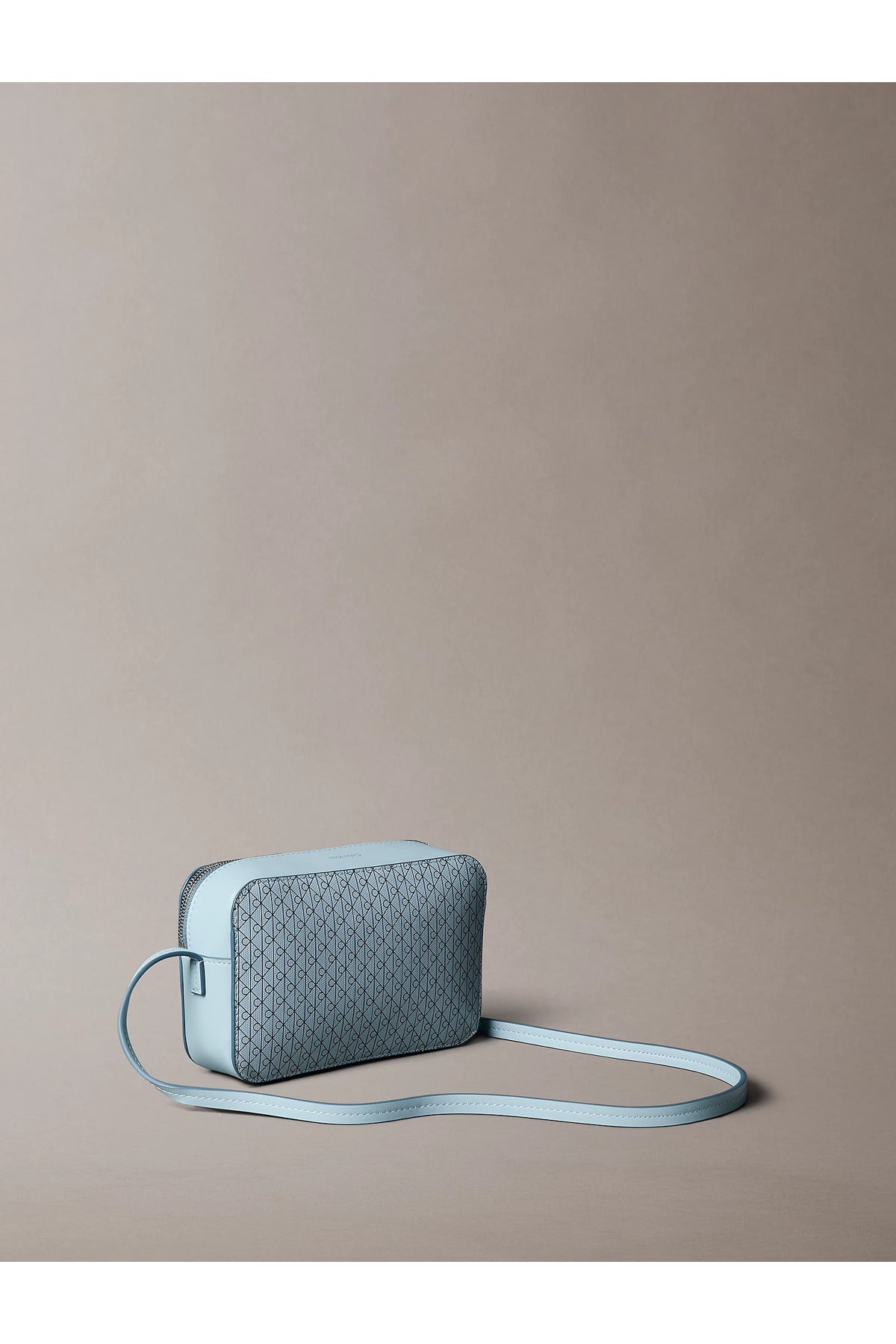 Calvin Klein Emblem AOP Elongated Camera Bag Kadın Omuz Çantası LV04F3268G - Mavi