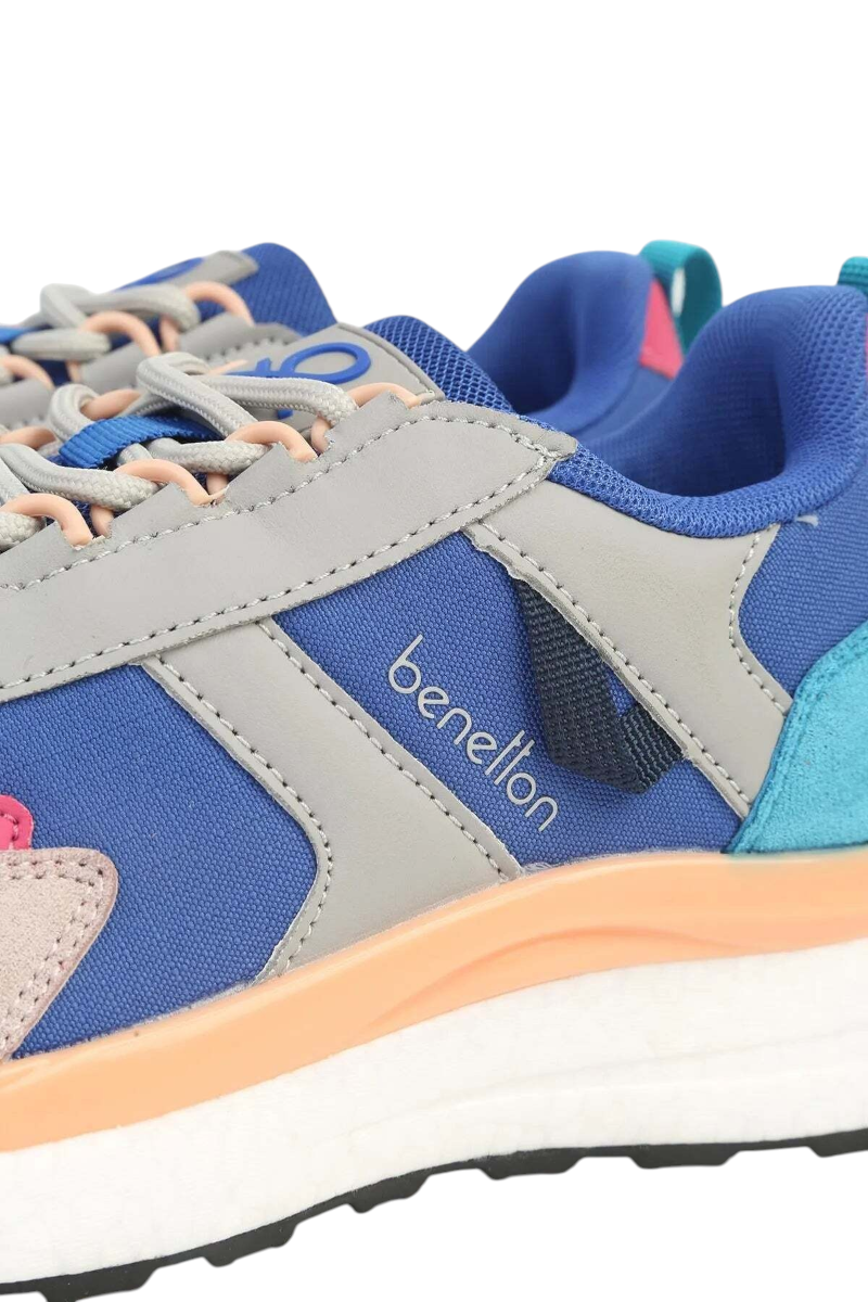 Sporline Benetton kadın sneaker, canlı mavi renkli, tekstil ve suni deri detaylı, modern spor ayakkabı tasarımı.