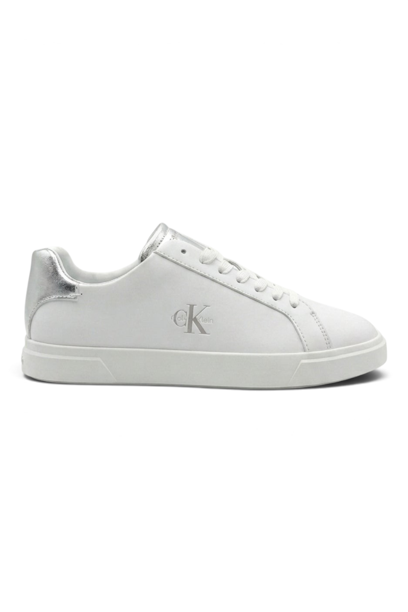 Sporline Calvin Klein beyaz deri kadın sneaker, yan kısmında gümüş detaylı logo ve topuk kısmında metalik vurgular.