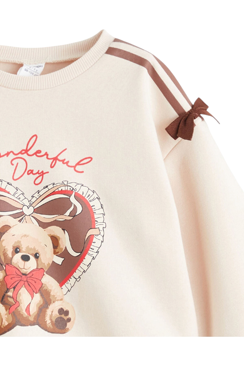 Sporline LC Waikiki soluk pembe çocuk sweatshirt, üzerinde ayıcık baskısı ve omuz kısmında kahverengi fiyonk detayı