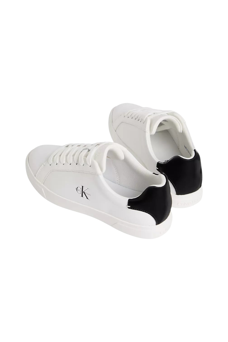 Sporline Calvin Klein beyaz deri kadın sneaker, topuk kısmında siyah detaylı ve yan tarafta CK logolu tasarım