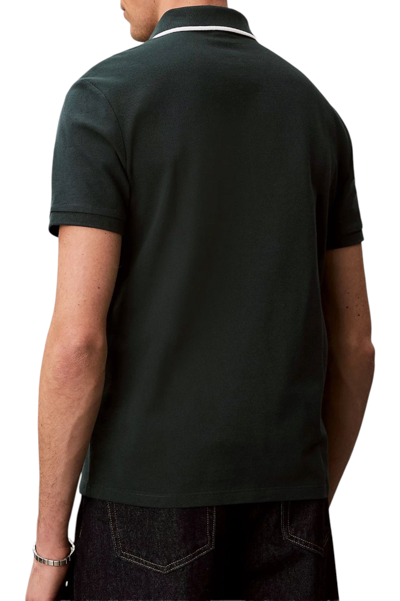 Sporline Calvin Klein erkek yeşil polo yaka tişört, %100 pamuklu kumaş, regular kesim, arkadan görünüm.