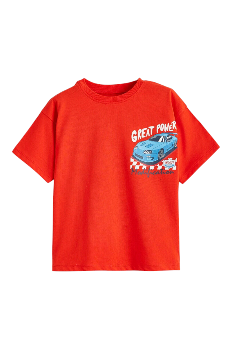 Sporline çocuk kırmızı kısa kollu pamuklu t-shirt, üzerinde mavi yarış arabası baskısı ve Great Power yazısı bulunur.
