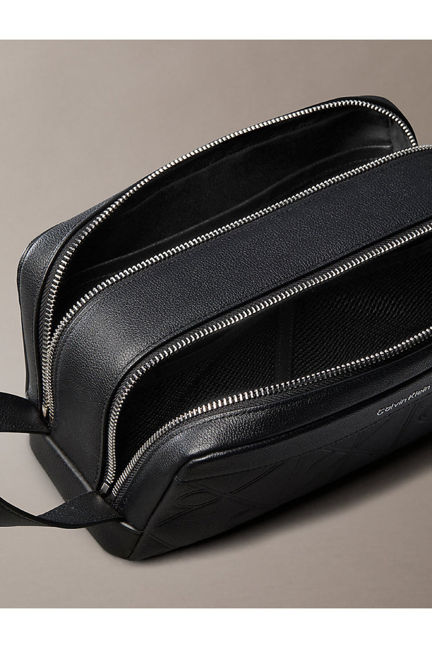 Calvin Klein Erkek XL EMBLEM AOP EMBSS DOPP KIT LV04D1219G - Siyah