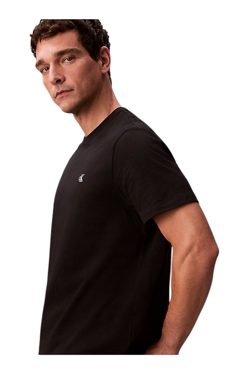 Sporline Calvin Klein siyah pamuklu comfort kesim erkek tişört giyen model