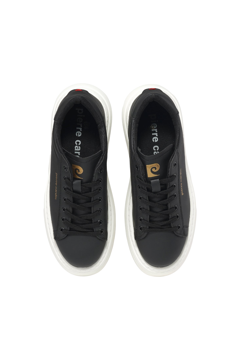 Sporline Pierre Cardin siyah suni deri erkek sneaker, kalın beyaz tabanlı ve altın logo detaylı günlük ayakkabı