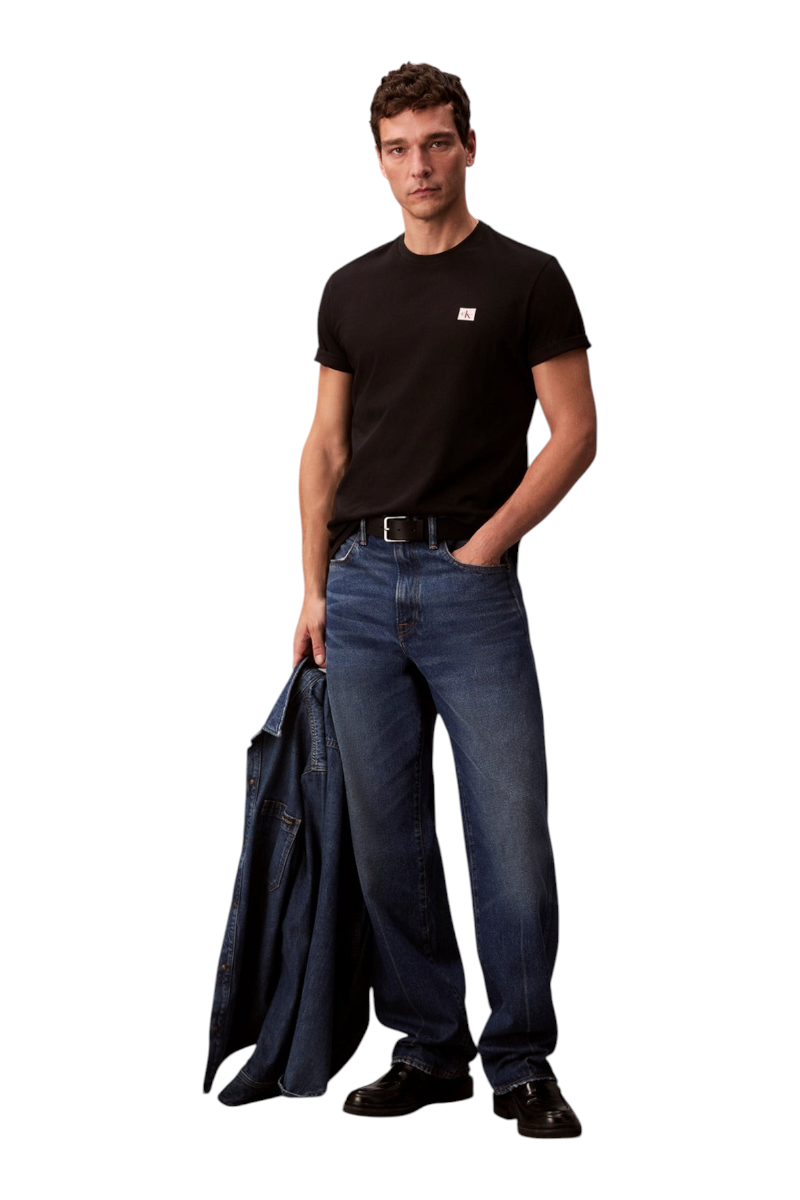 Sporline Calvin Klein siyah %100 pamuklu, comfort kesim erkek tişört giyen model