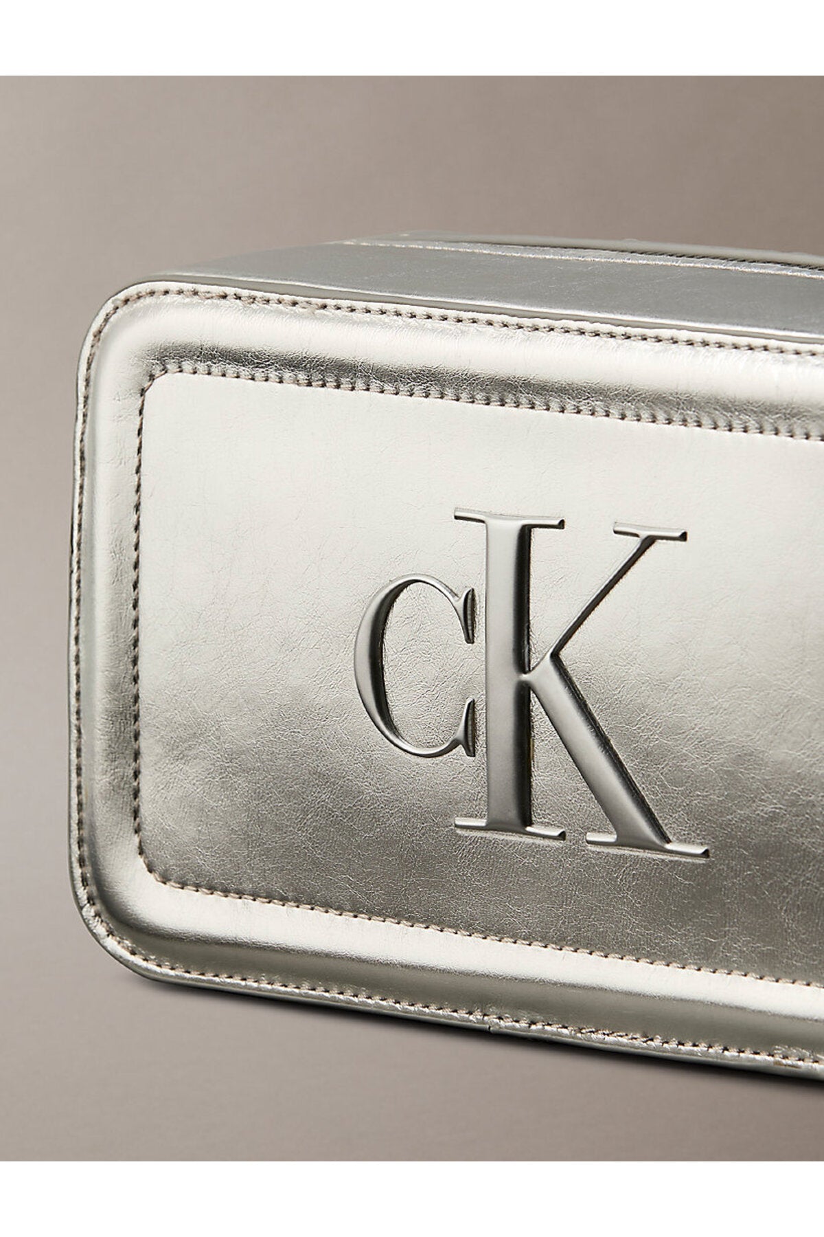 Calvin Klein Bold CK Metallic Camera Bag Kadın Omuz Çantası LV04F3331G - Çok Renkli