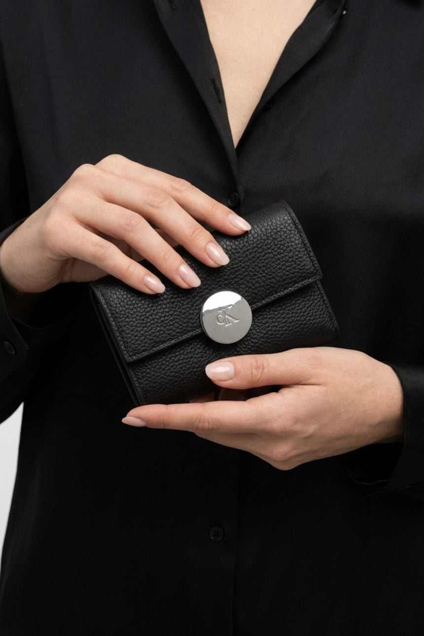 Calvin Klein Kadın ROUND HW PEBBLE TRIFOLD LV04F1225G - Siyah