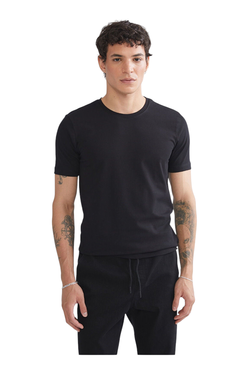 Sporline LC Waikiki siyah renkli, pamuklu, kısa kollu ve slim fit kesim erkek t-shirt