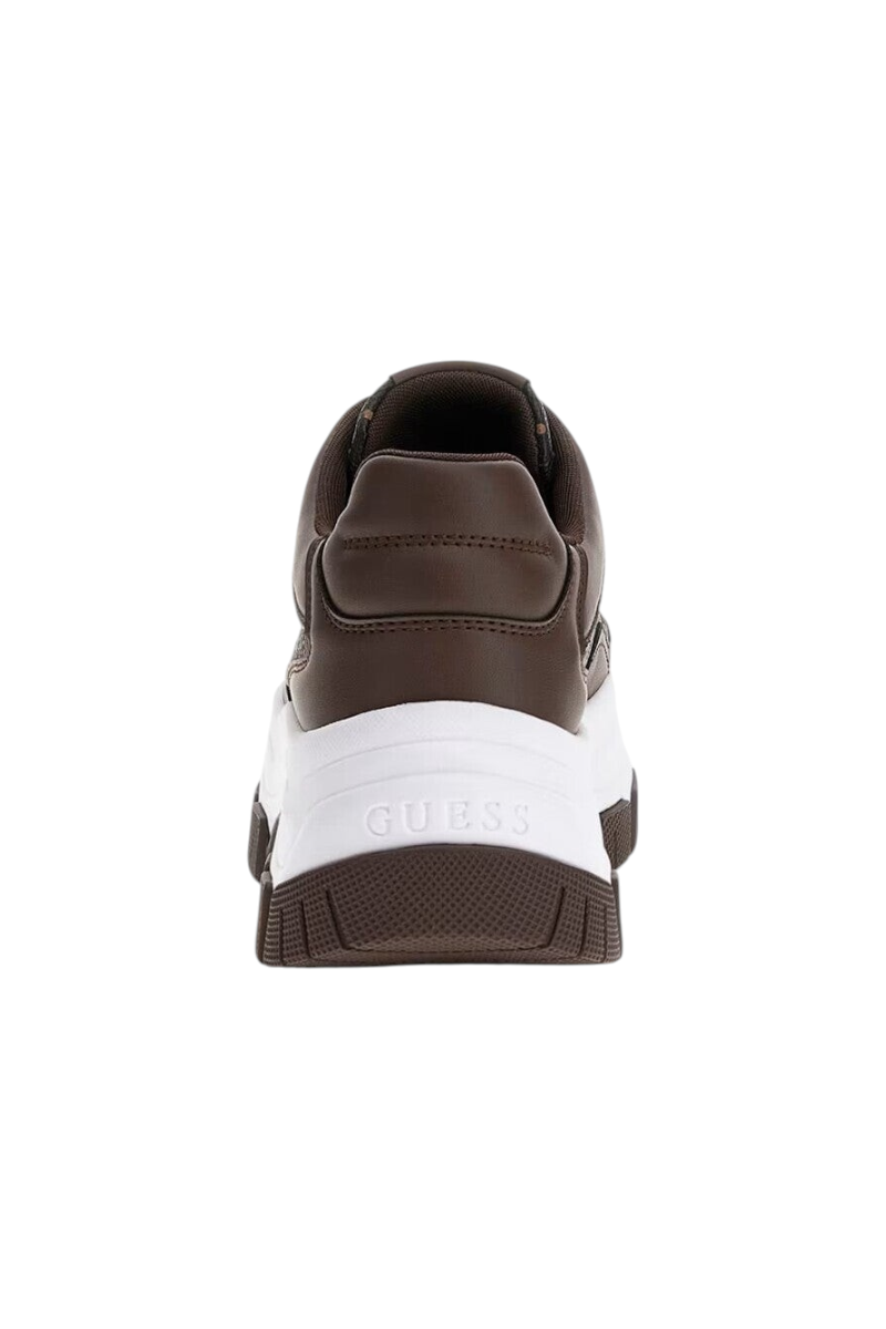 Sporline Guess kadın kahverengi sneaker ayakkabı, kalın beyaz tabanlı ve arka topuk kısmında Guess logolu tasarım.