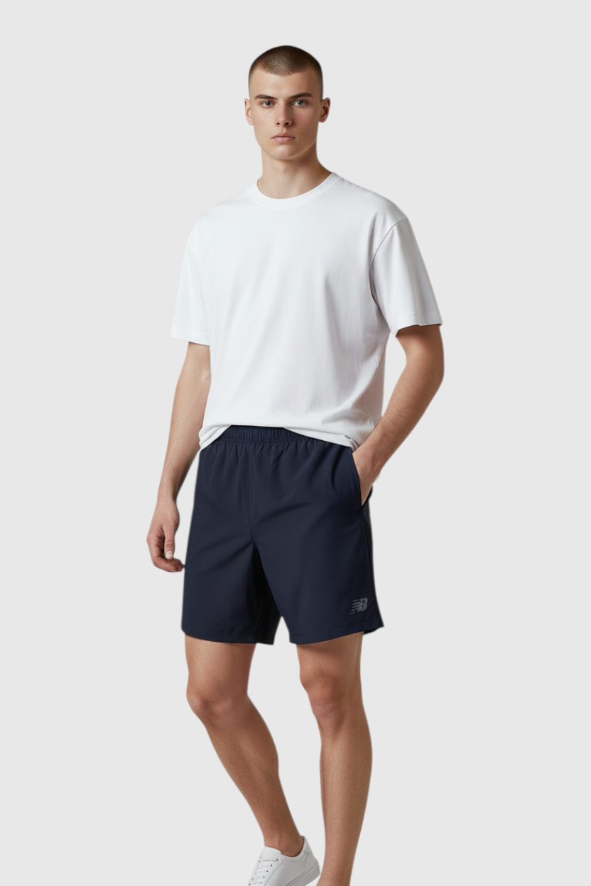 Sporline New Balance lacivert pamuk-polyester erkek şort giyen bir model