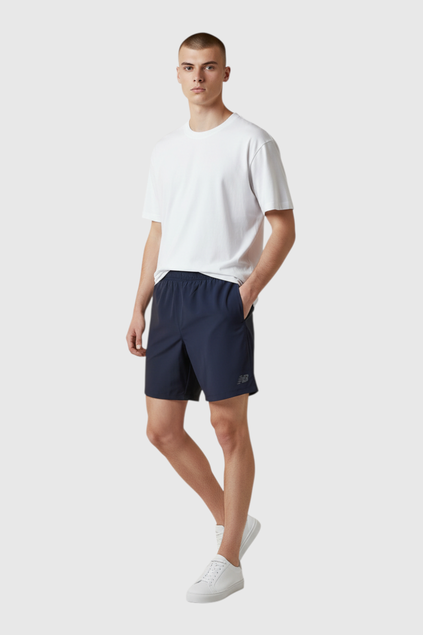 Sporline New Balance lacivert pamuk polyester karışımlı erkek şort giyen model