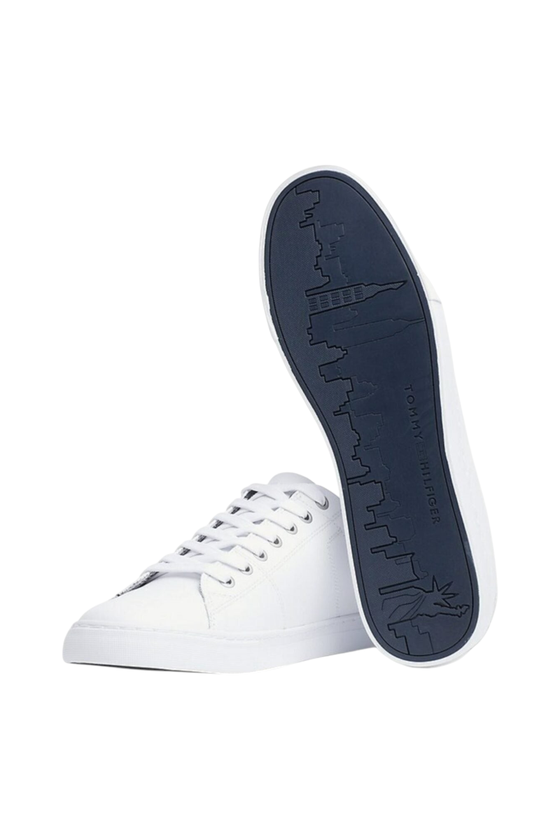 Sporline Tommy Hilfiger beyaz deri erkek sneaker, lacivert tabanında şehir silüeti detayı ile