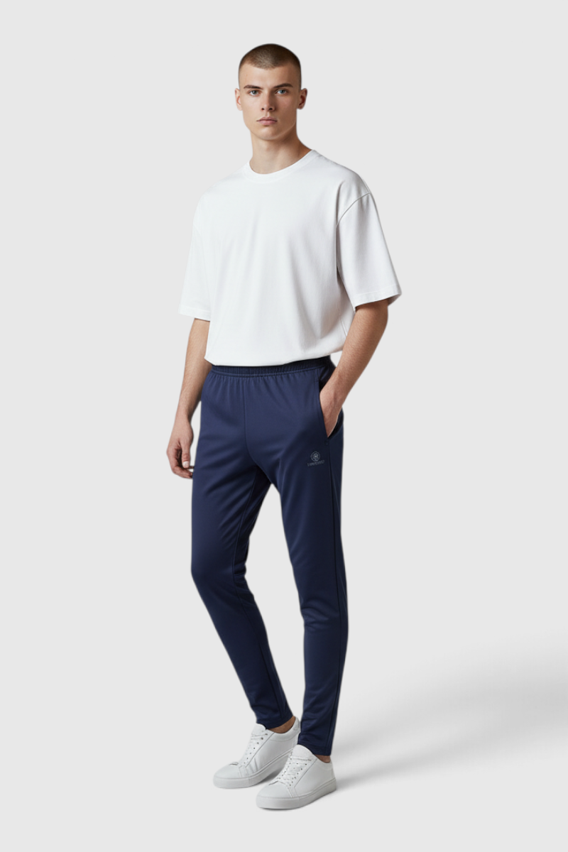 Sporline Lumberjack lacivert erkek eşofman altı, regular kesim, %100 tekstil kumaş, beyaz tişört ile kombinlenmiş