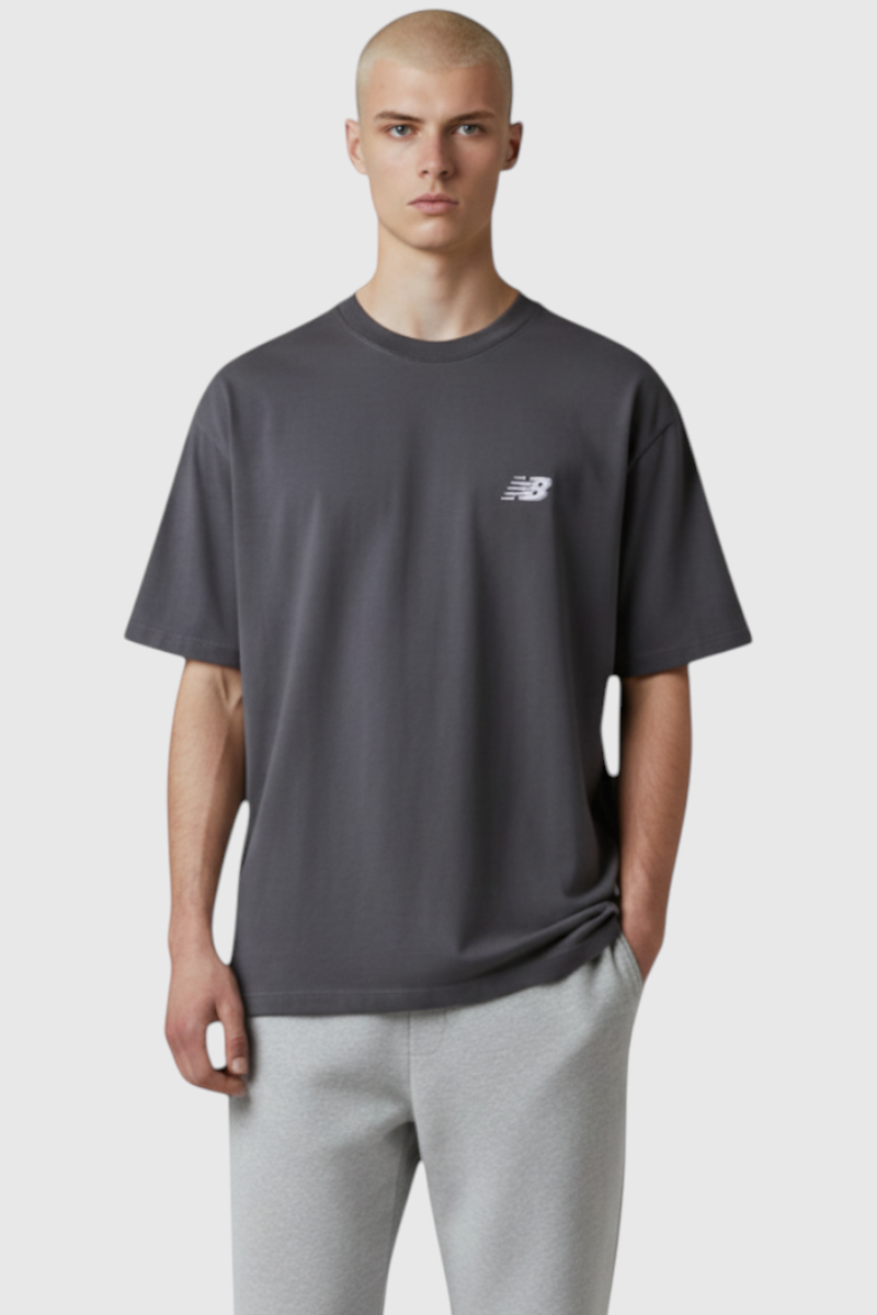 Sporline New Balance gri renkli, regular kesim erkek tişört giyen kısa saçlı model