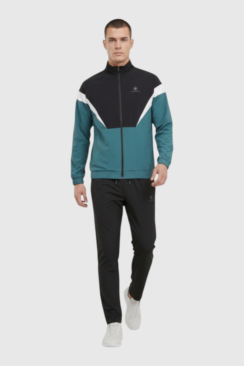 Sporline Lumberjack petrol mavisi ve siyah renkli, regular kesim erkek eşofman takımı giyen bir model.