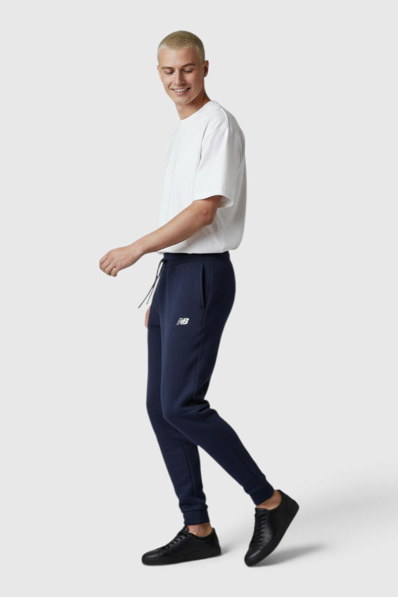 Sporline New Balance lacivert regular kesim erkek eşofman altı, polyester ve elastan karışımlı, yan profil görünümü