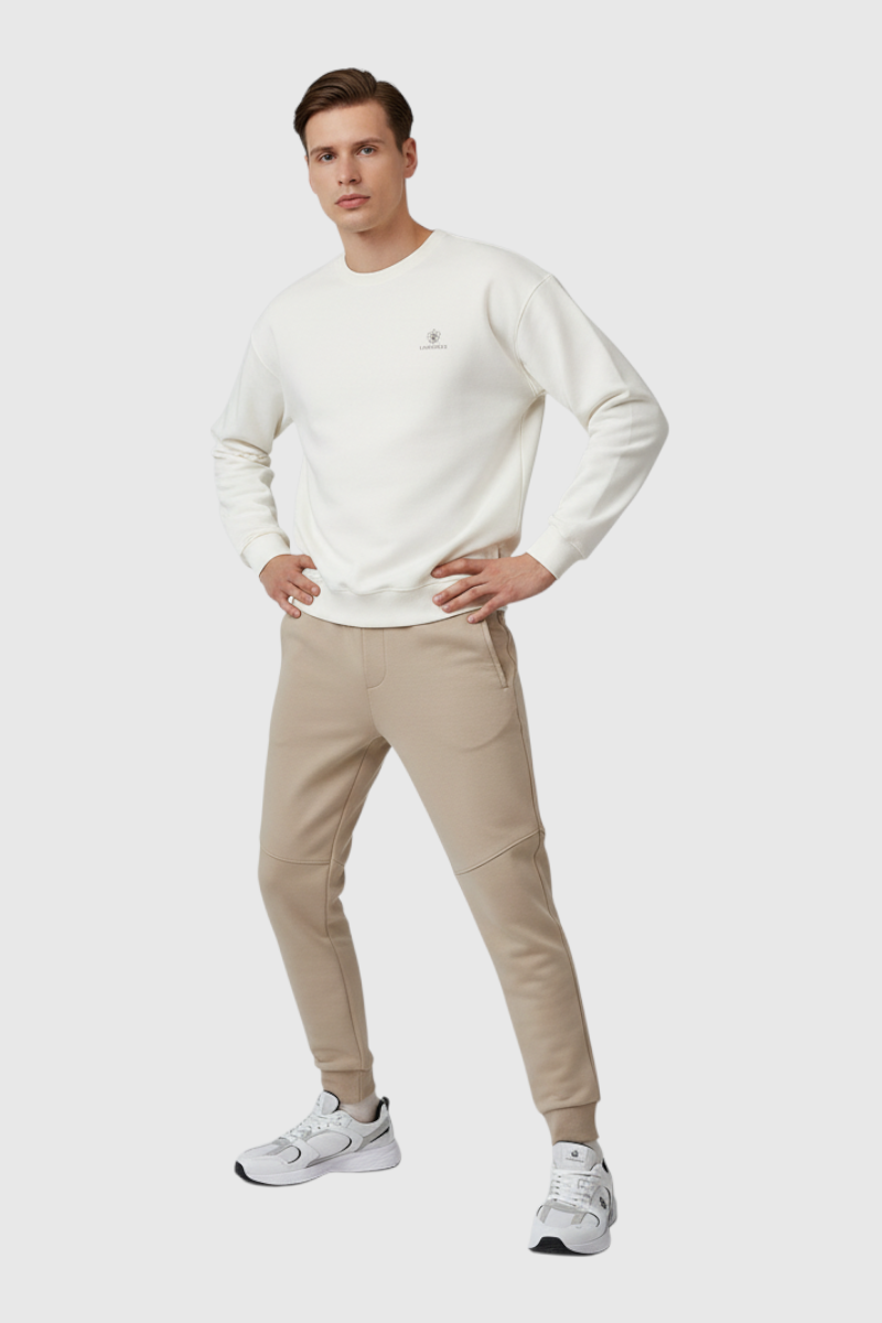 Sporline Lumberjack ekru renkli, pamuk karışımlı, regular kesim erkek sweatshirt giyen model