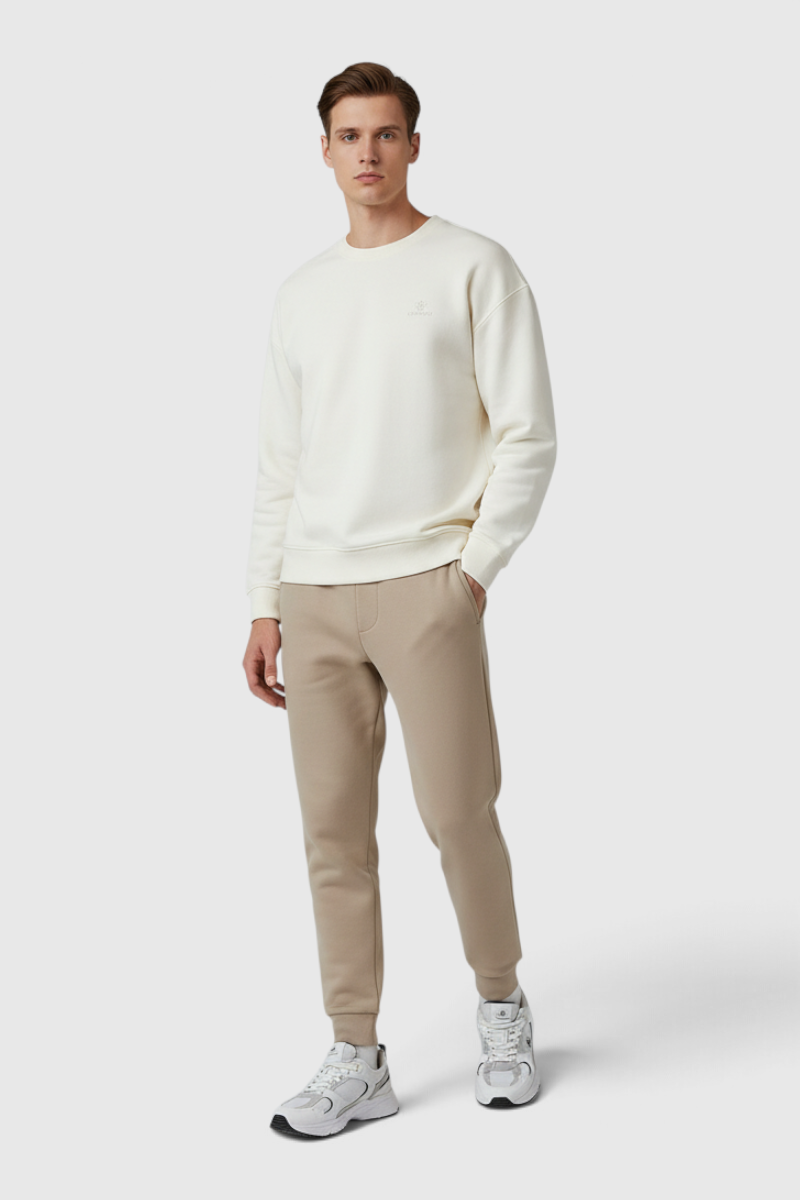 Sporline Lumberjack ekru renkli, pamuk karışımlı, regular kesim erkek sweatshirt giyen model