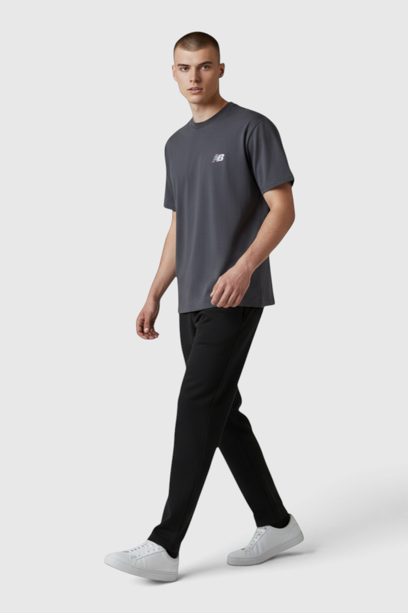 Sporline New Balance gri renkli, regular kesim erkek tişört giyen model