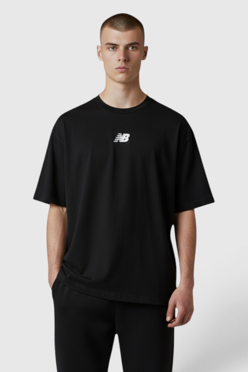 Sporline New Balance siyah pamuk polyester karışımlı erkek tişörtü giyen model