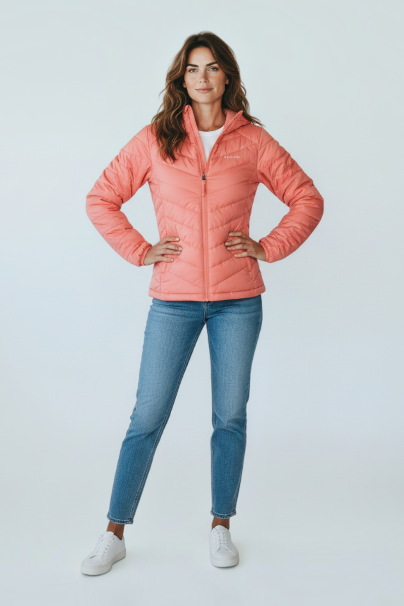 Sporline Lumberjack koyu pembe renkli, %100 polyester, regular kesim kadın mont giyen bir model