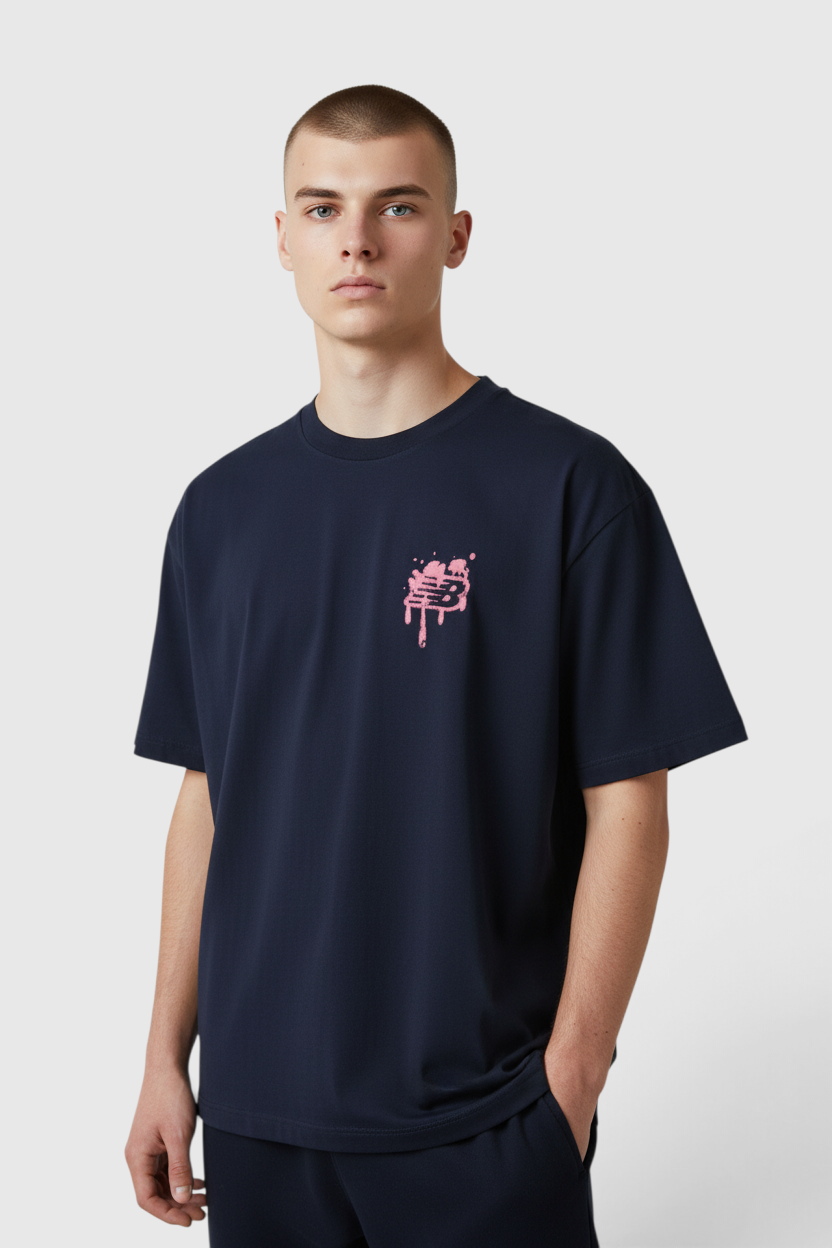 Sporline New Balance lacivert unisex pamuklu regular kesim tişört, göğüs kısmında pembe damla desenli logo baskılı