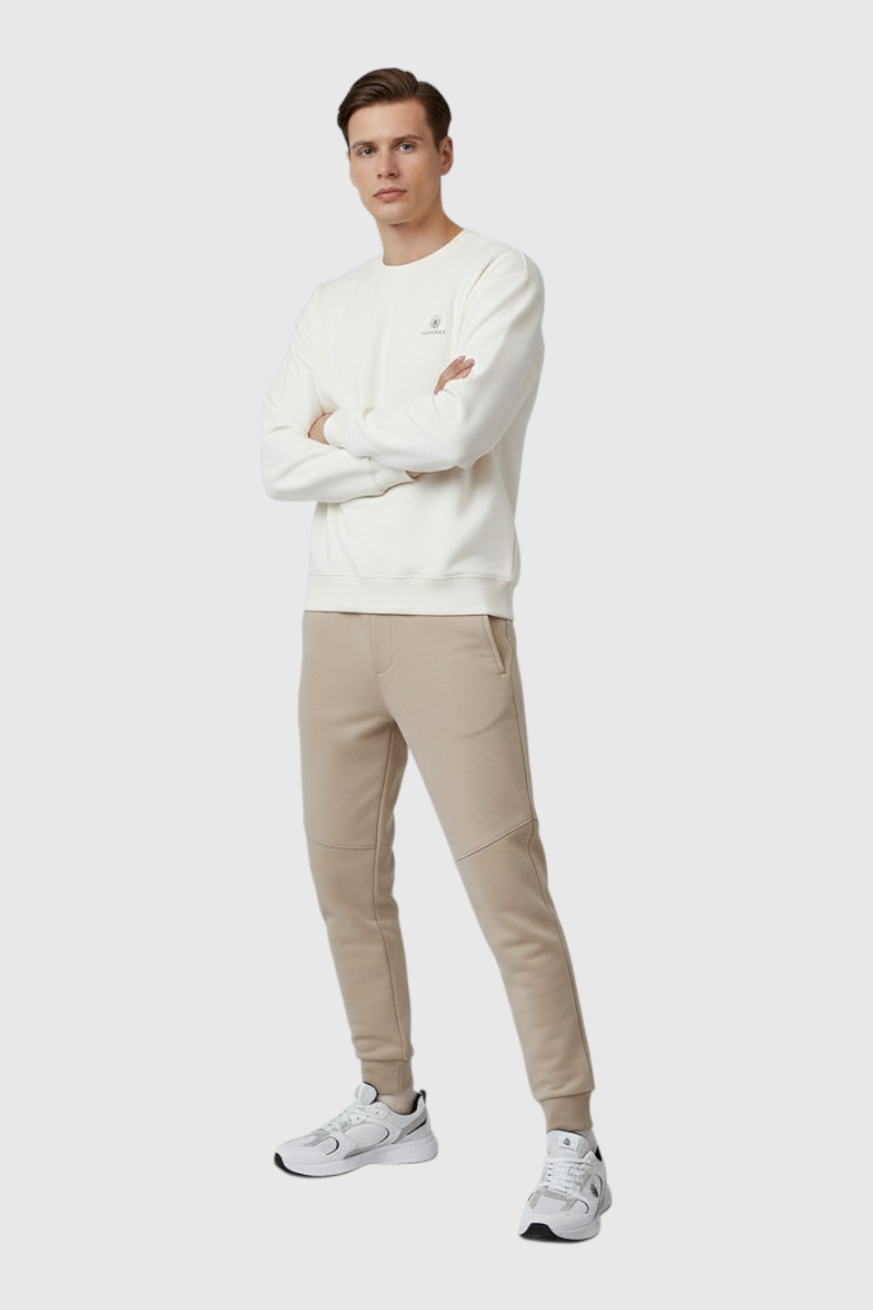 Sporline Lumberjack ekru renkli, pamuk karışımlı, regular kesim erkek sweatshirt giyen model