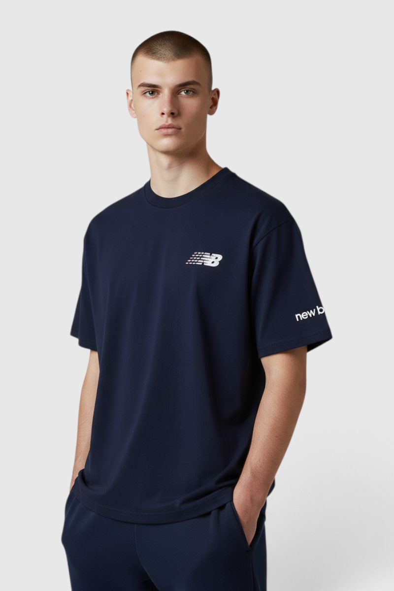 Sporline New Balance lacivert pamuklu erkek tişört giyen kısa saçlı model