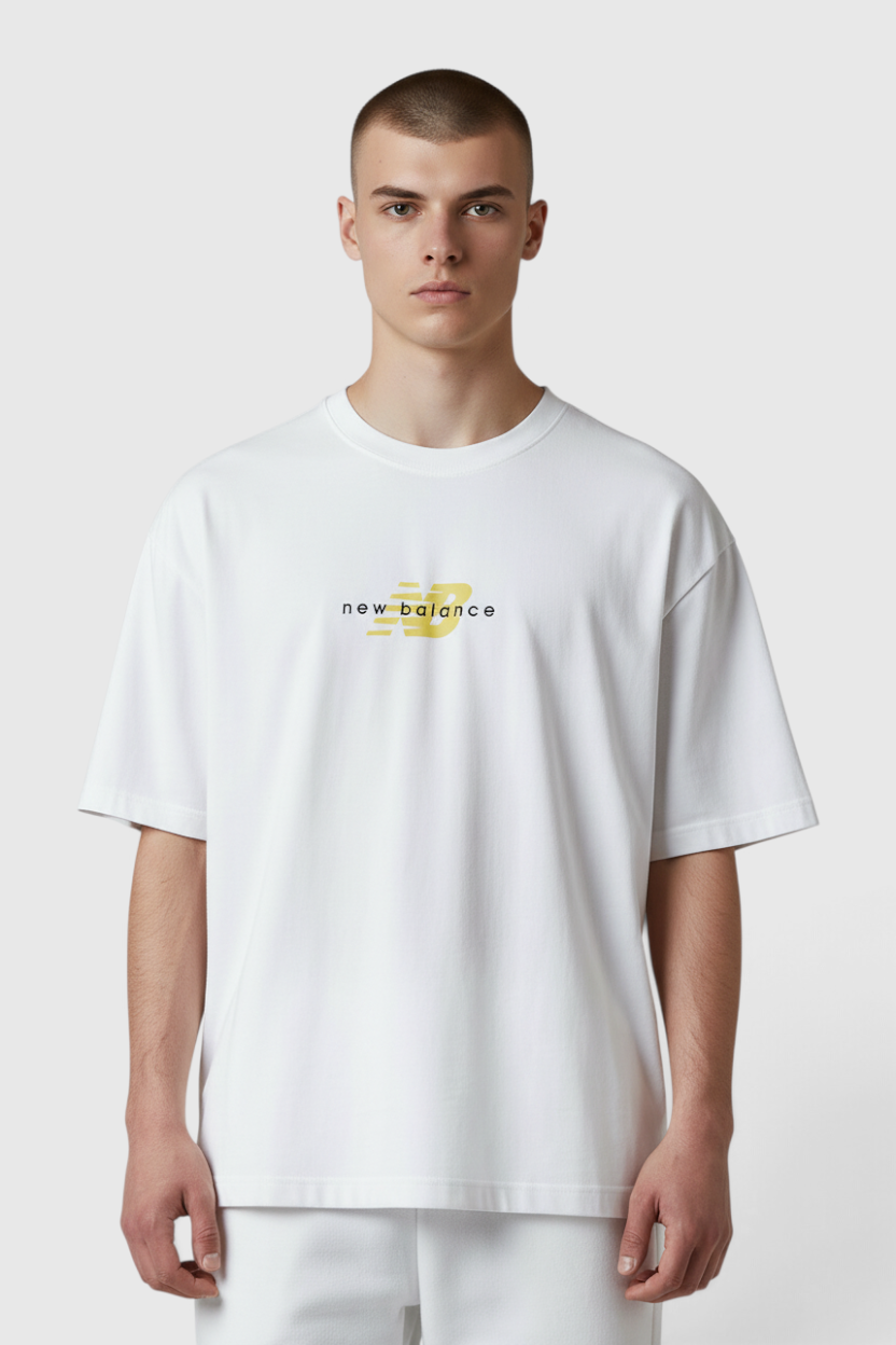 Sporline New Balance beyaz unisex regular kesim pamuklu polyester tişört, göğüs kısmında sarı logo detaylı