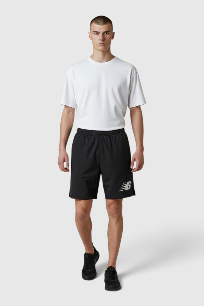 Sporline New Balance siyah pamuk polyester karışımlı erkek spor şortu giyen bir model