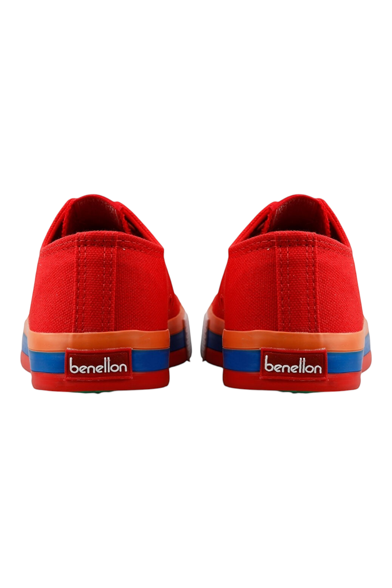 Sporline Benetton kırmızı kanvas kadın sneaker, arka topuk kısmında renkli şerit detaylı ve marka logolu tasarım.